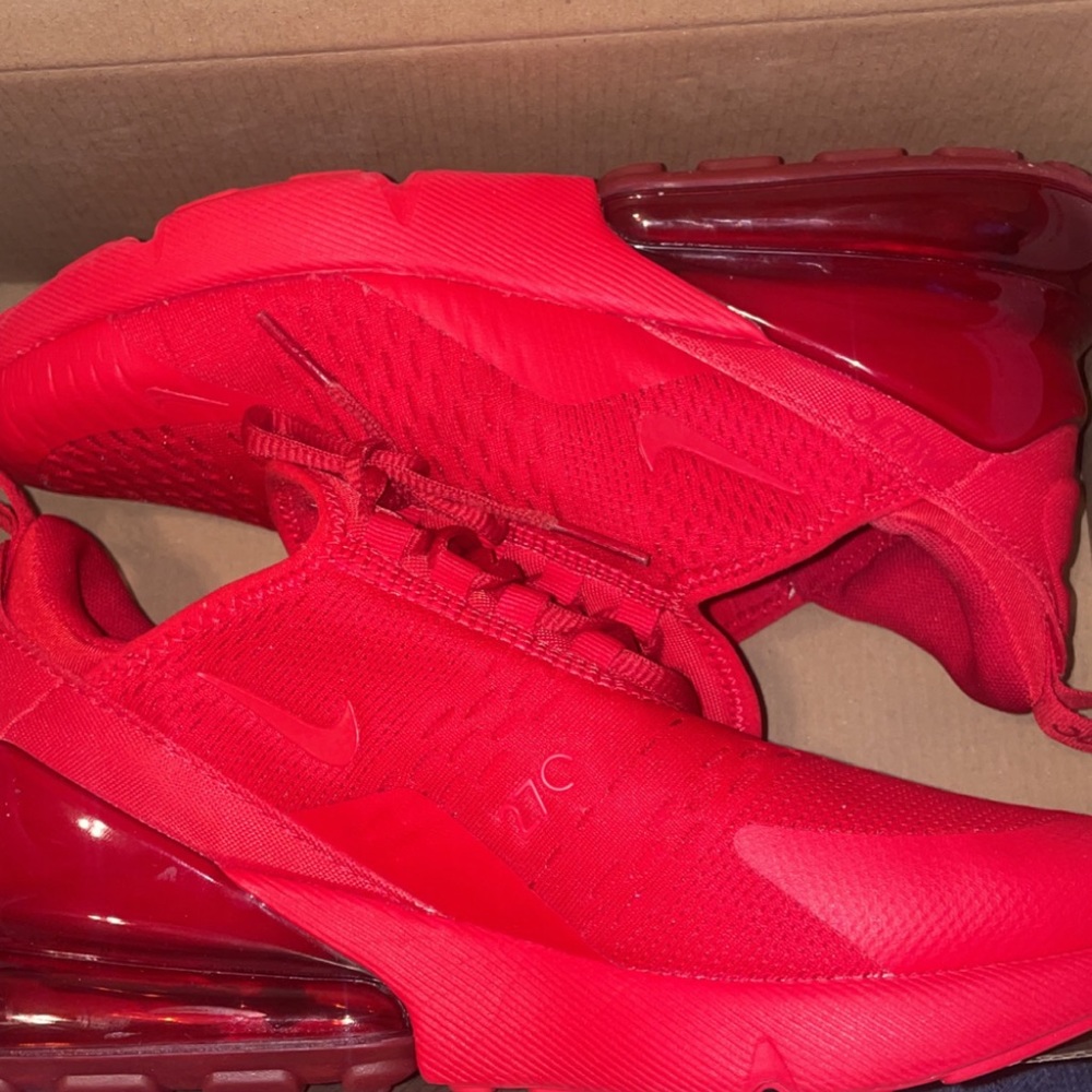 Red Nike air max 270